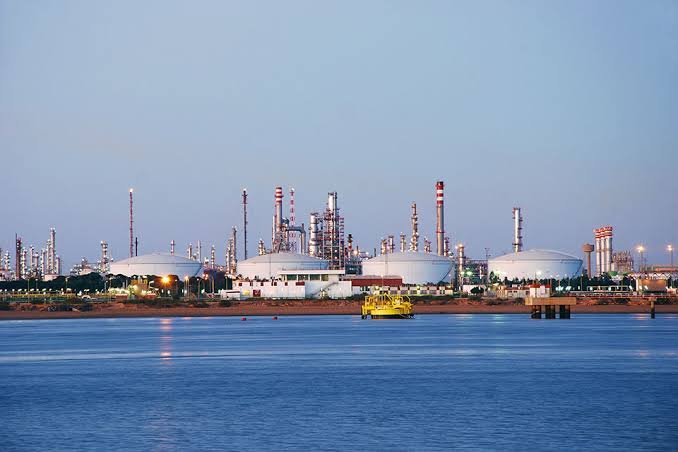 FOREIGN OIL FIRMS INVADES BRAZIL